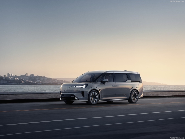 2025 Volvo EM90