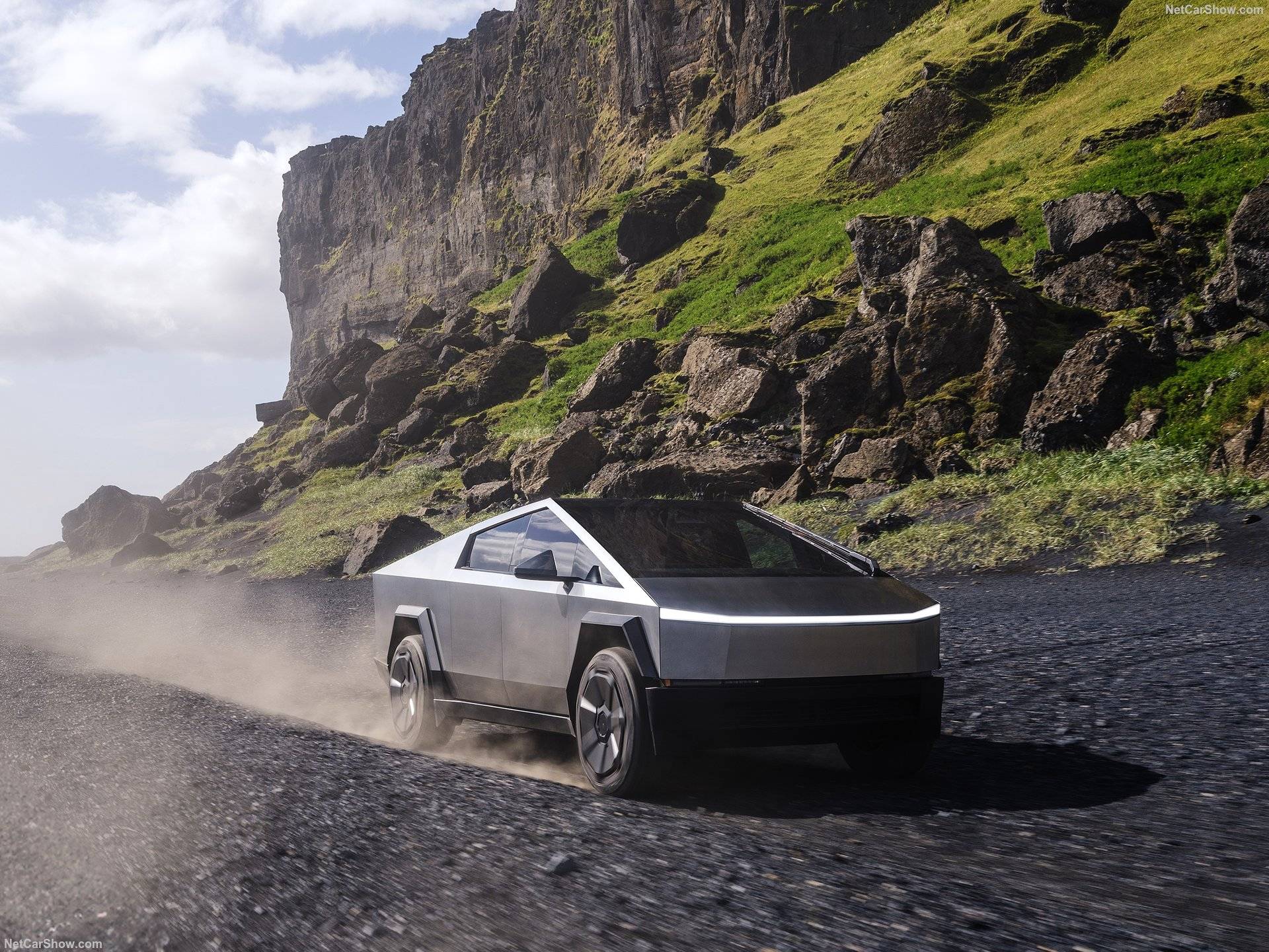 2025 tesla cybertruck