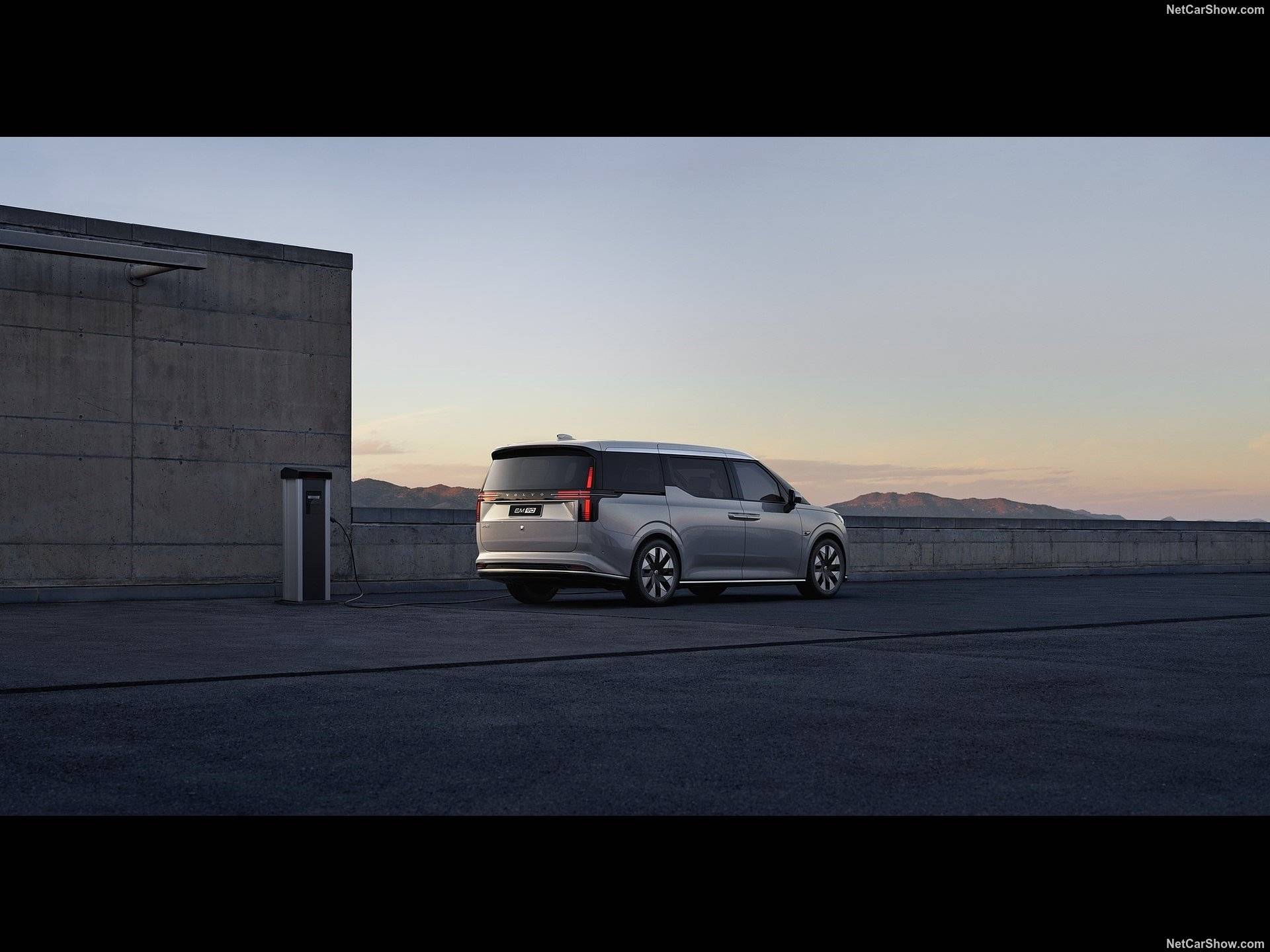 2025 Volvo EM90