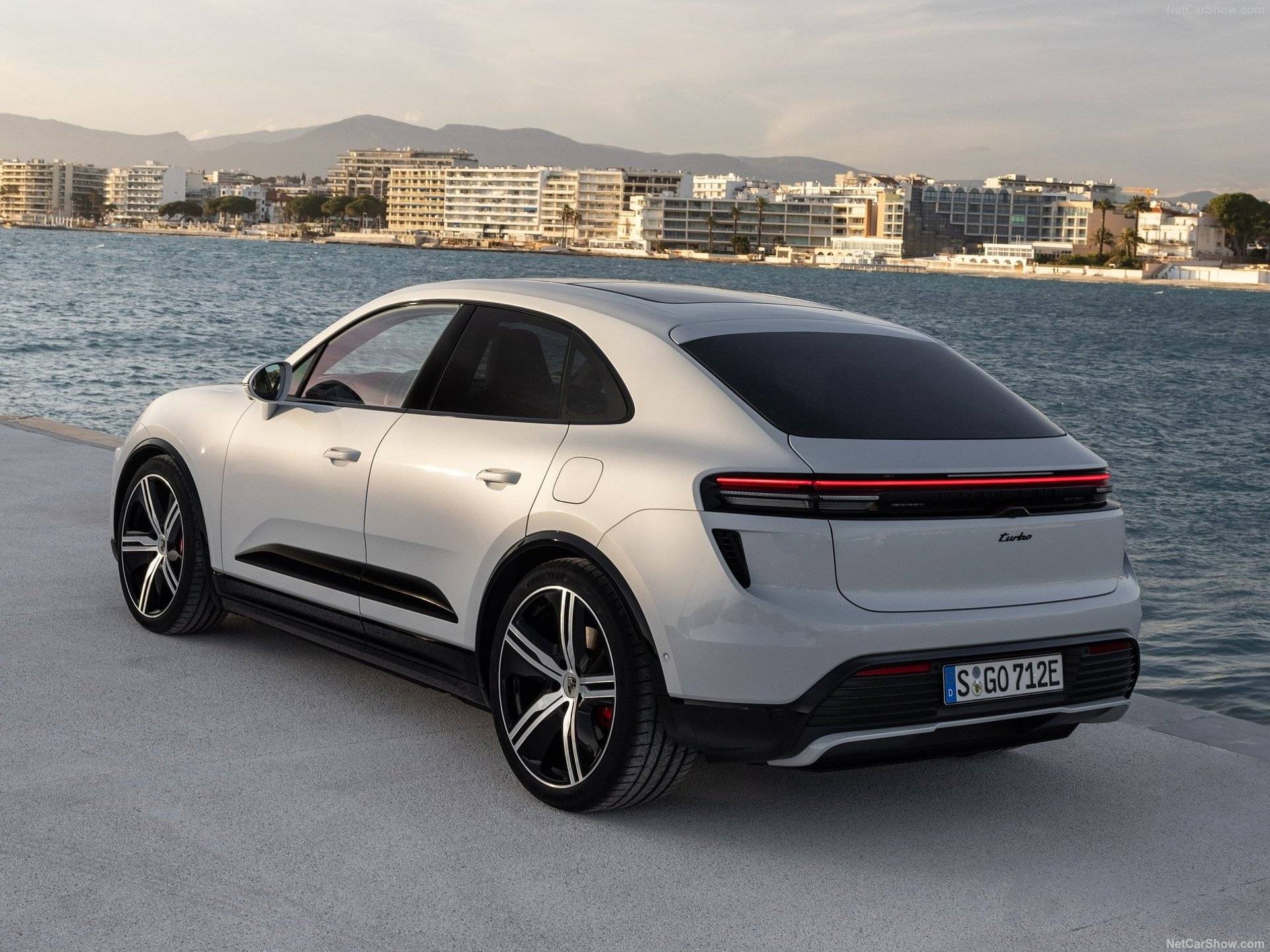 2025 Porsche Macan Turbo